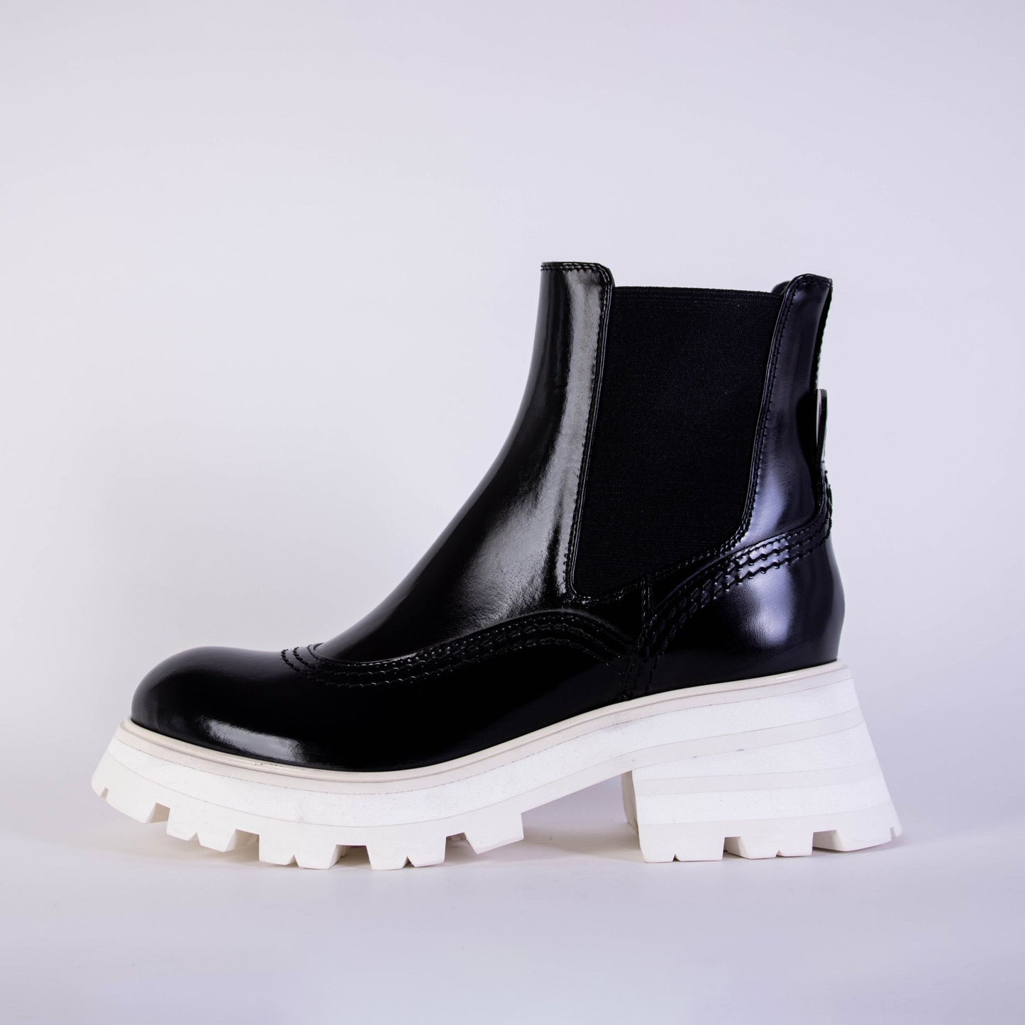 Alexander McQueen Alexander McQueen White Sole Chelsea Boots