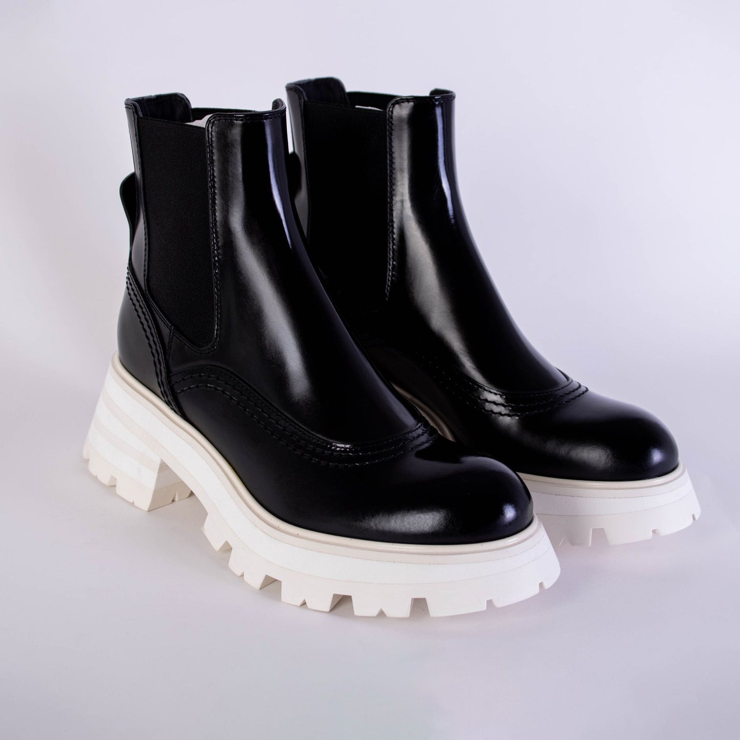 Alexander McQueen Alexander McQueen White Sole Chelsea Boots